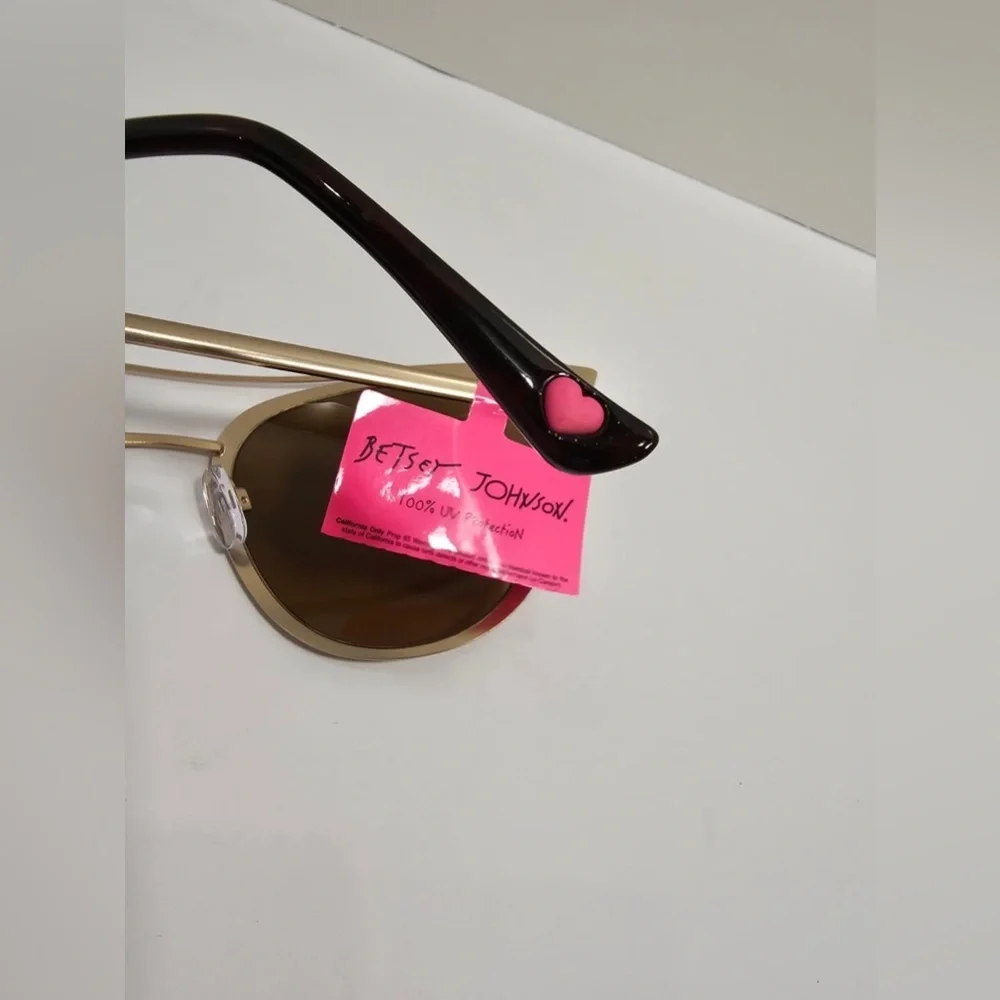 NWT Betsey Johnson Gold Cat Eye Sunglasses – Metal Frames with Pink Heart